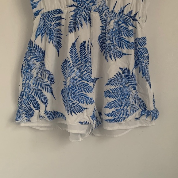 Sleeveless Romper White Blue Leaf Print - Picture 3 of 9